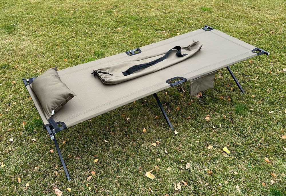 Folding beds with storage pockets